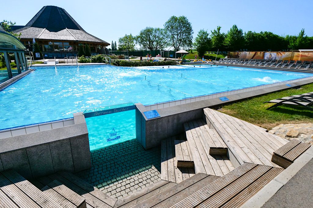 Therme Erding - Riesiger Außenpool beim Wellenbad - Bayern