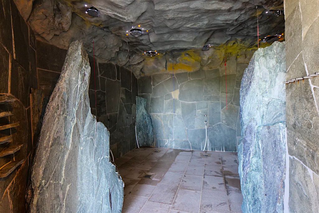 Therme Erding - Felsgrotten-Dusche, Tauchbecken & andere Erlebnisduschen stehen zur Abkühlung bereit - Bayern