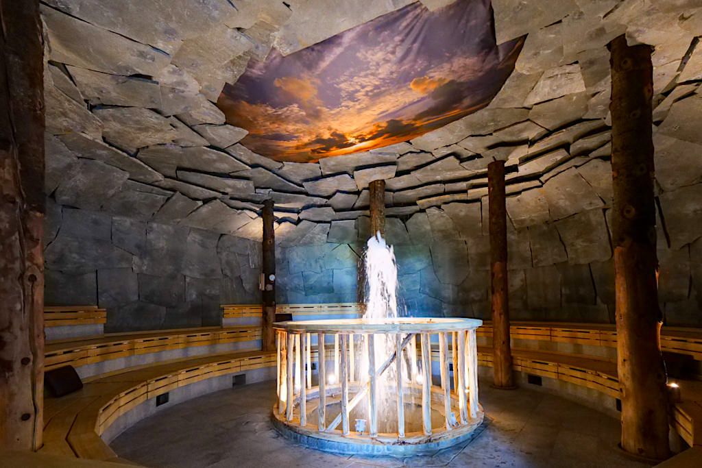 Therme Erding - Saunen & Vitaltherme: Geysirhöhle mit Wasserfontäne & beruhigender Musik - Bayern