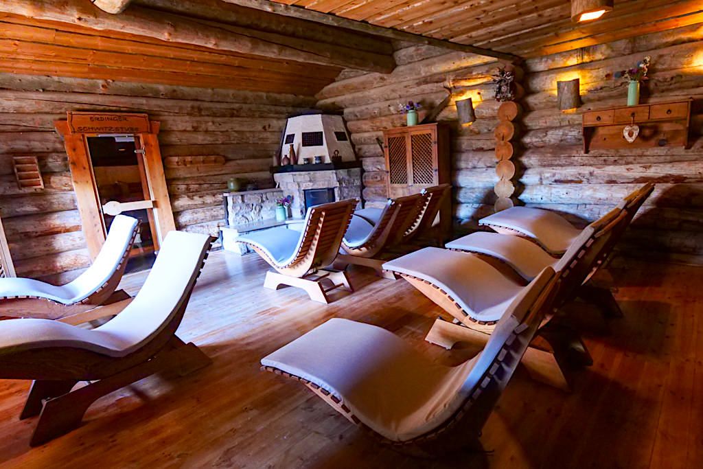 Therme Erding - Sauna & VitalTherme: uriges Kaminzimmer Ruheraum mit Berghütten-Atmosphäre - Bayern