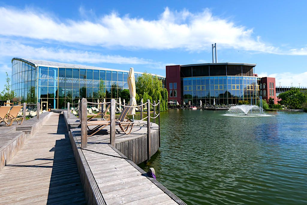 Therme Erding - wunderschön inszeniert: Panoramasteg über den Natursee - Bayern