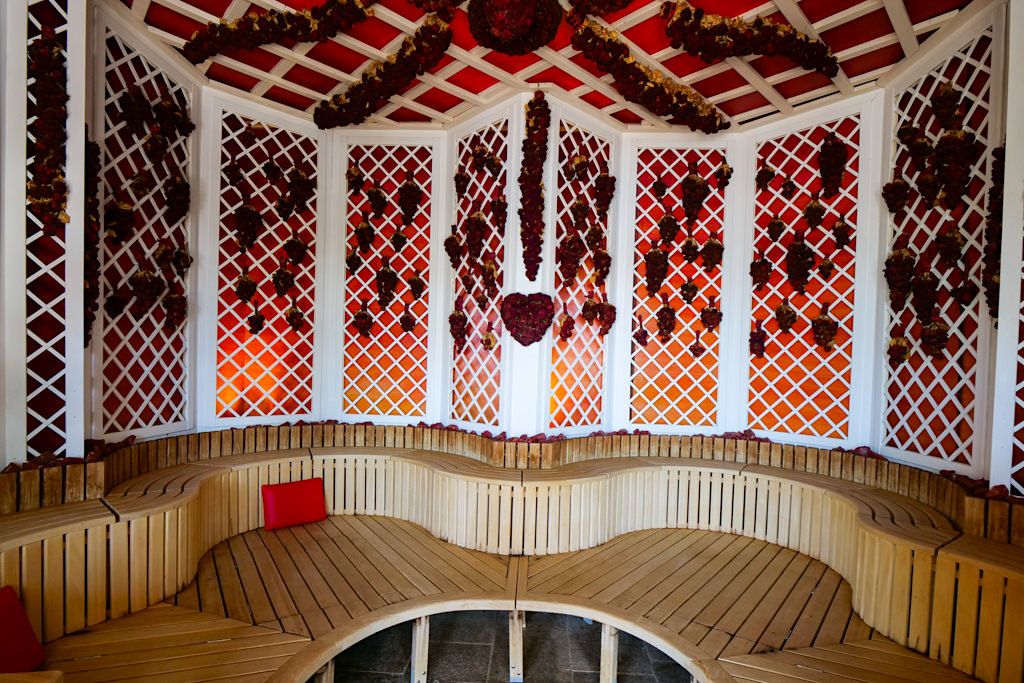 Therme Erding - Sauna & VitalTherme: Rosenpavillon mehr als 2000 echte Rosen sind hier konserviert worden - Bayern