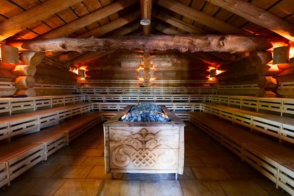 Therme Erding - Sauna & VitalTherme: Die Russische Banja ist eine Partysauna mit Wenik Aufguss & Birkenwedeln - Bayern