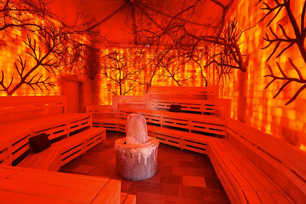 Therme Erding - Saunen & VitalTherme: Salzsteinzimmer mit Ganzkörper Minaralsalz-Peeling - Bayern