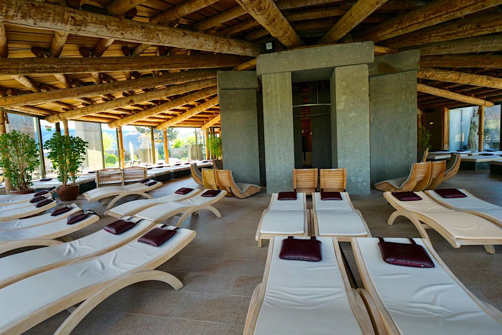 Therme Erding - Saunen & VitalTherme: Stonehenge Ruheraum mit massiven Holzdach getragen von Megalithen - Bayern