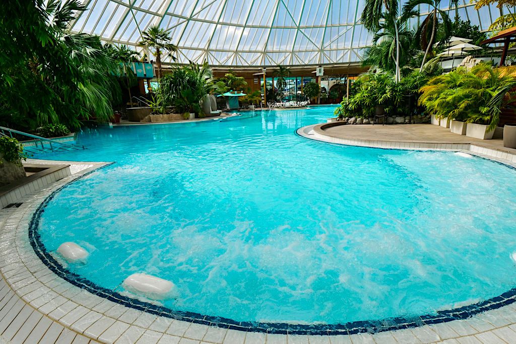 Therme Erding - Riesiges Thermen-Innenbecken mit Glasdach, das sich öffnen lässt - Bayern