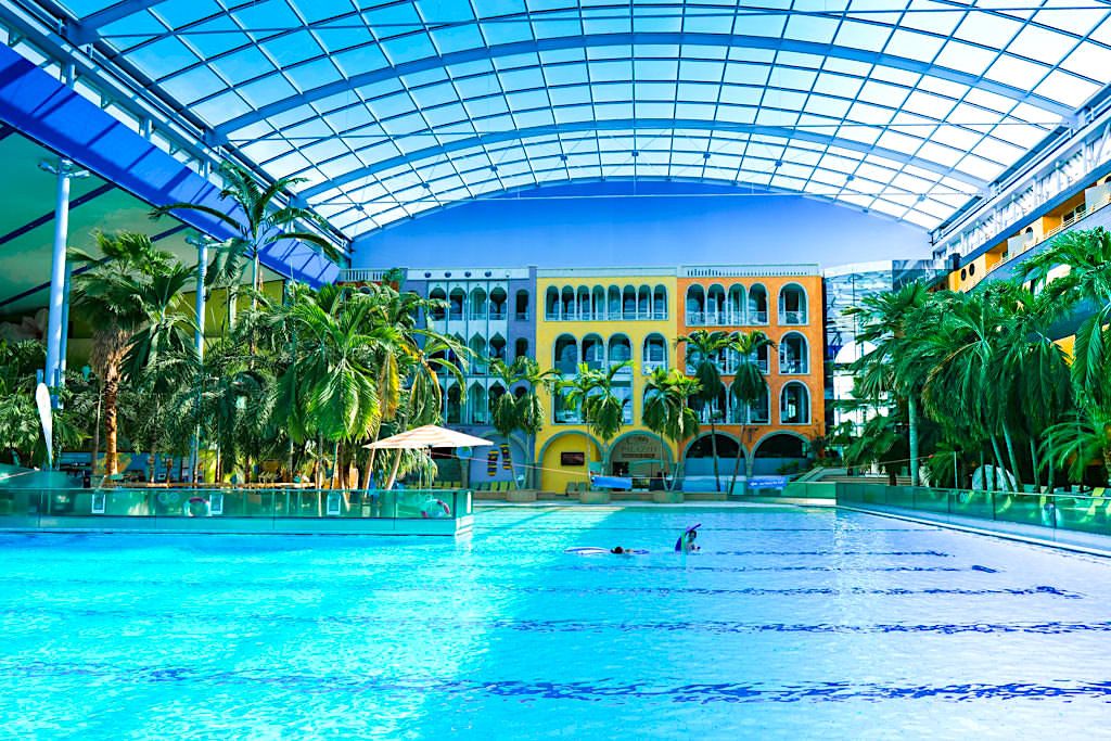 Therme Erding - Wellenbad & bunte Kulisse des Hotel Victory - Bayern