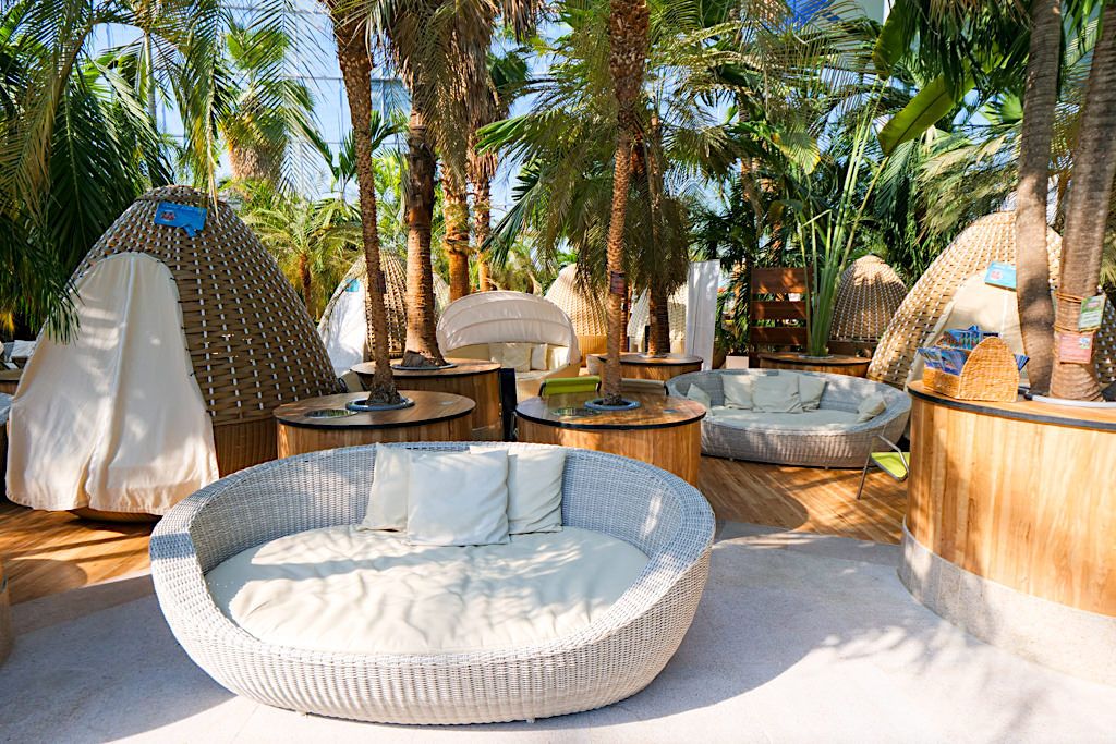 Therme Erding - Wellenbad, Sonnenliegen, Liegeinseln & Relax Eggs unter 300 Palmen - Bayern