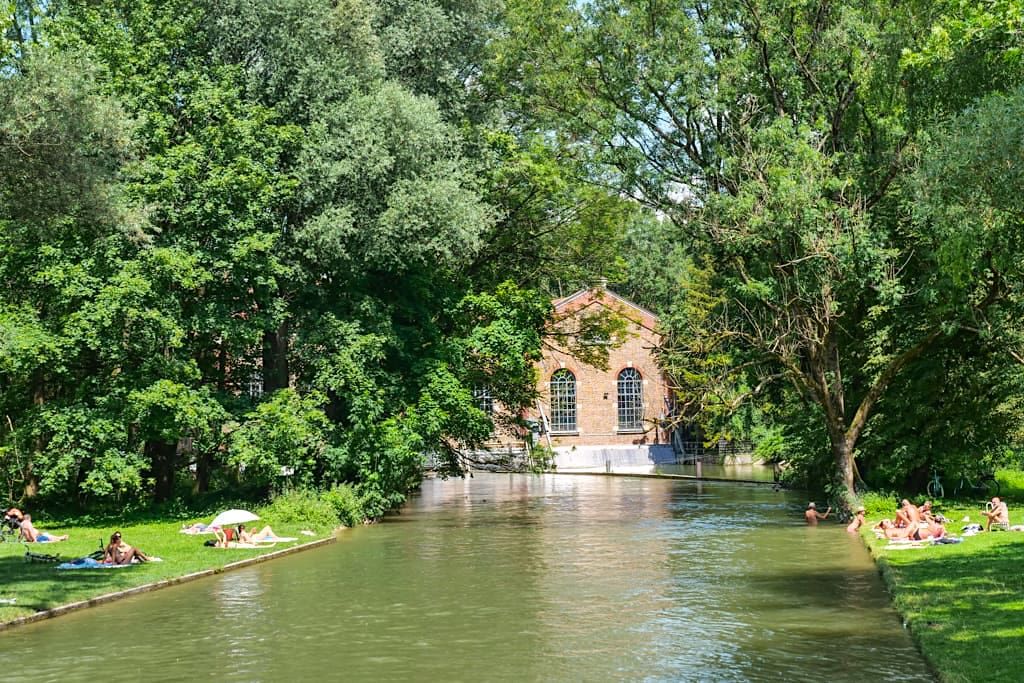 Tivoli Kraftwerk an der Isar: Historisches Wasser- Dampfkrafterk für Maffei Lokomotiven - Schöne Kulisse im Nordteil des Englischer Gartens - München, Bayern