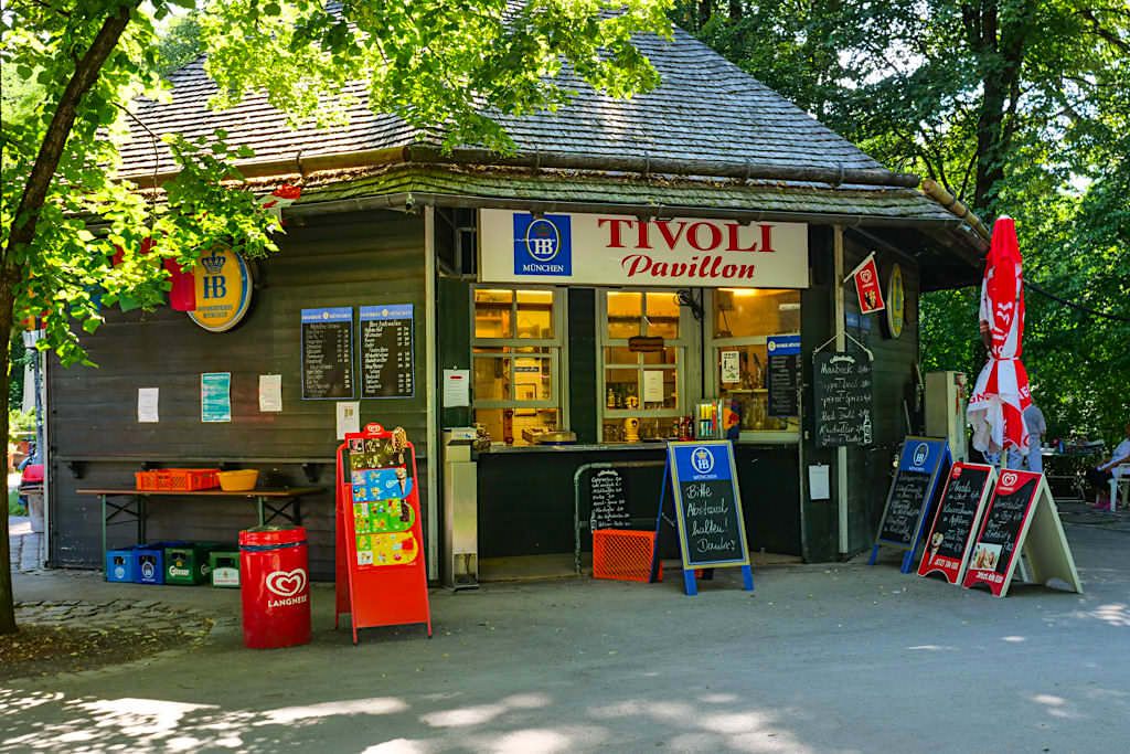 Tivoli Pavillon mit seinen urig, bayrischen Gästen - Englischer Garten Nordteil - München, Bayern