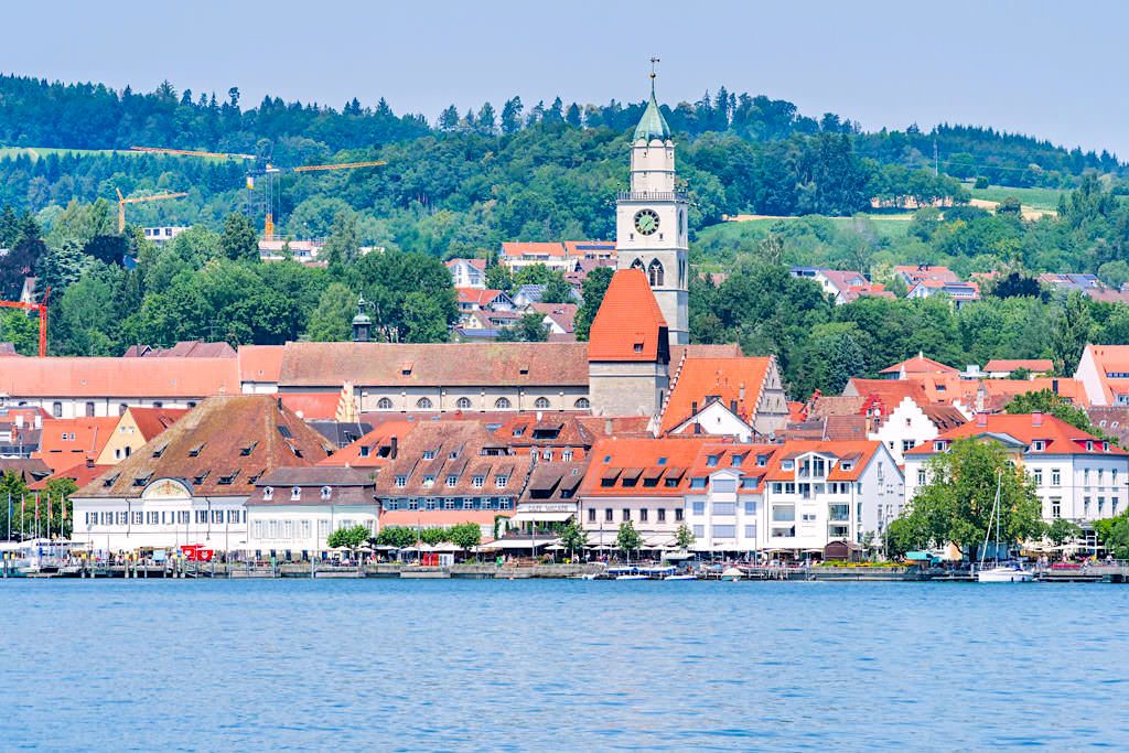 Überlingen am See mit grüner Hügellandschaft im Hintergrund - Bodenseeschifffahrt - Baden-Württemberg