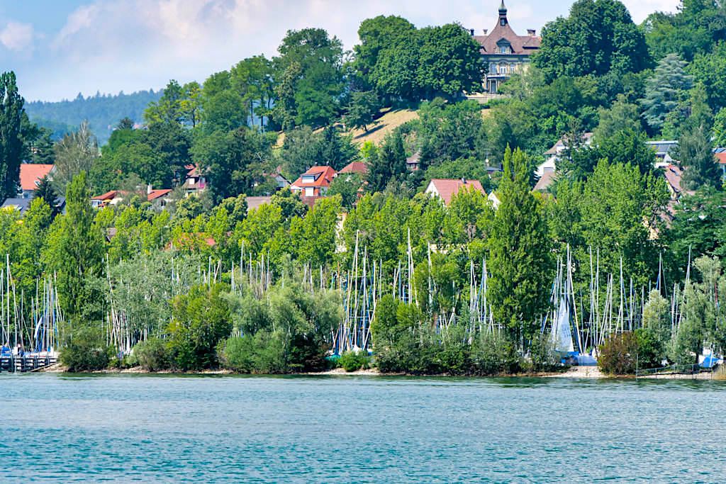 Yachthafen von Überlingen am See und grüne Hügel - Baden-Württemberg