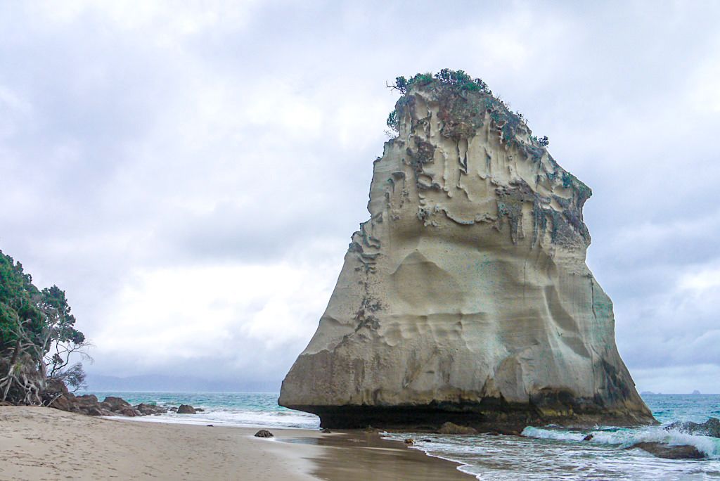 Fantastisch schöne Cathedral Cove - Bizarre Felsformationen & idyllische Buchten machen den Ort zu einem Touristenmagnet - Coromandel Peninsula Highlights - Nordinsel, Neuseeland