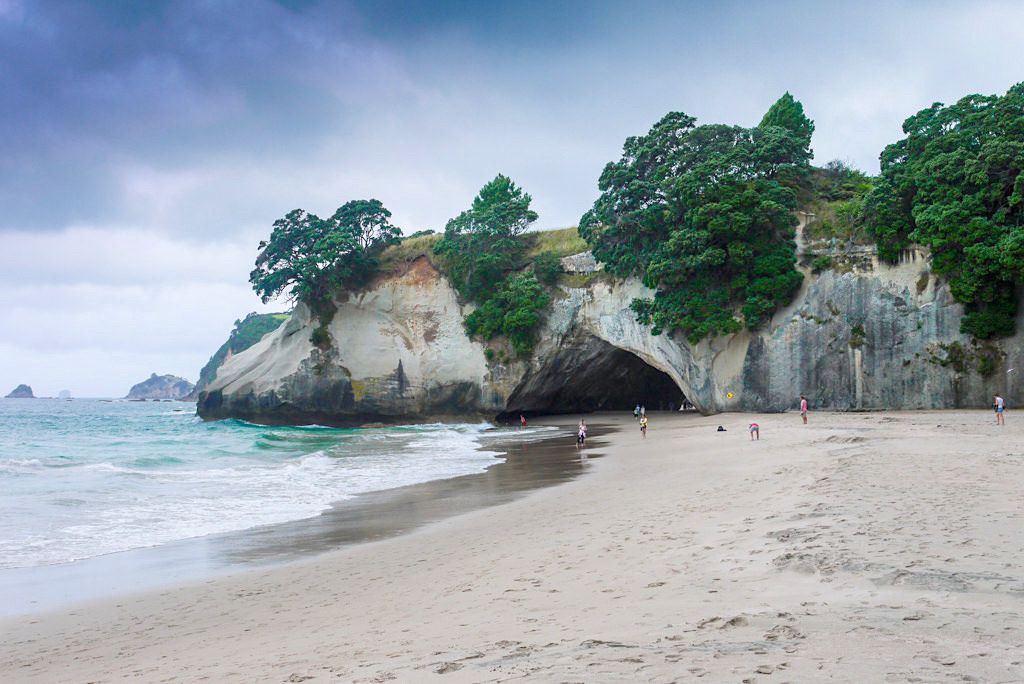Cathedral Cove - Sandstrand, Bucht, skurrile Felsformationen & ein bekanntes Coromandel Highlight - Nordinsel, Neuseeland