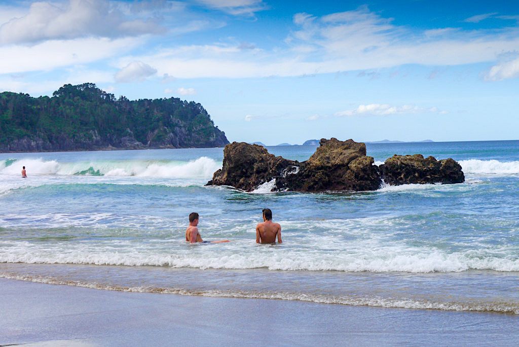 Hot Water Beach - Abkühlung im Meer, wenns im Sand Pool zu heiß wird - Coromandel Highlights - Nordinsel, Neuseeland