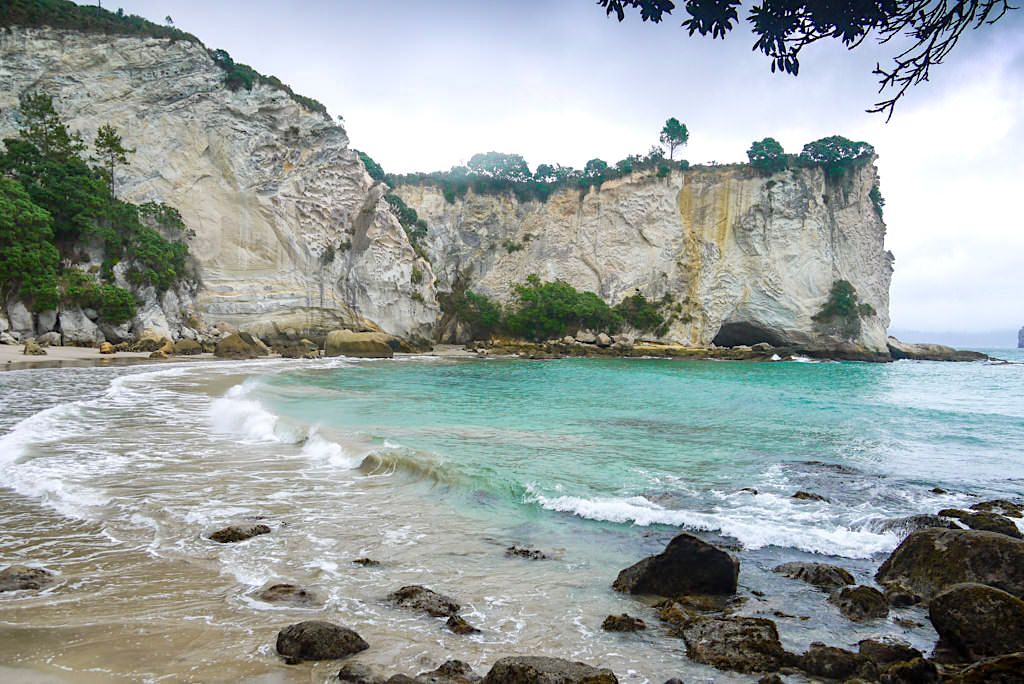 Malerische Stingray Bay: eine der bezaubernden Buchten bei der berühmten Cathedral Cove auf der Coromandel Peninsula - Nordinsel, Neuseeland