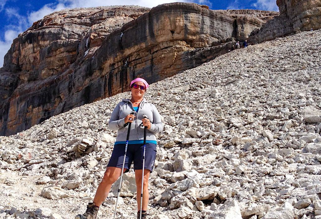 Einfacher Abstieg vom Piz Boe Gipfel ohne Kraxeleien - Leichte Wanderung - Sellastock, Dolomiten - Südtirol