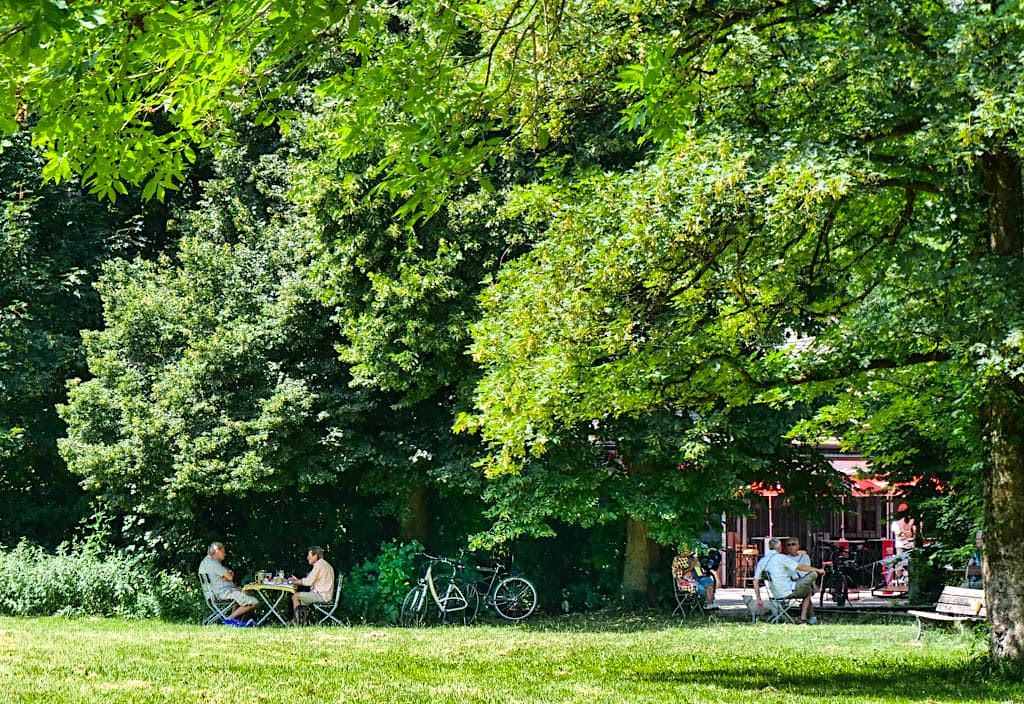 Herrlich schöne Biergartenidylle am Tivoli Pavillon - Englischer Garten Nordteil - München, Bayern