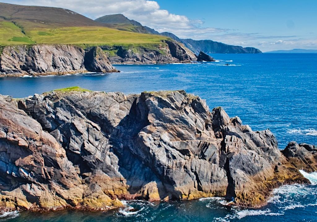 Malin Beg und seine imposante Küste mit leuchtend blauem Meer - Donegal, Irland