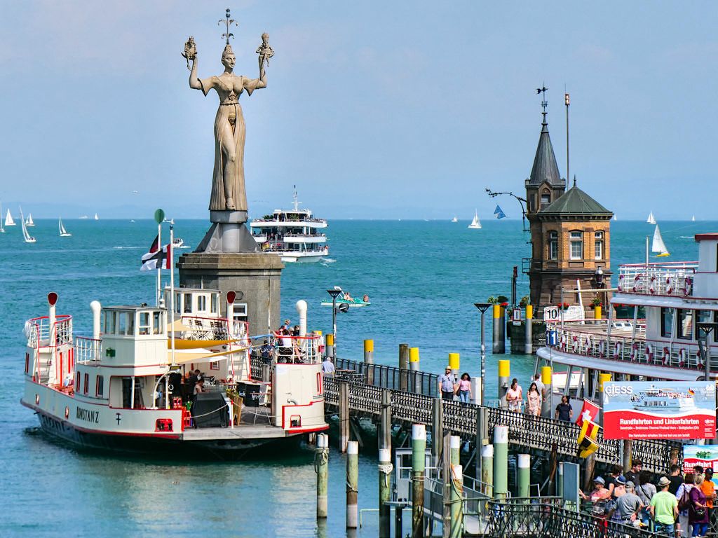 Imperia in der Hafeneinfahrt von Konstanz - Eine der schönsten Peter Lenk Skulpturen am Bodensee - Baden-Württemberg