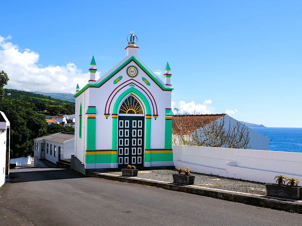 Herausragend schönes, buntes Império Espirito Santo & Heilig-Geist-Kiche in Sao Joao - Pico, Azoren