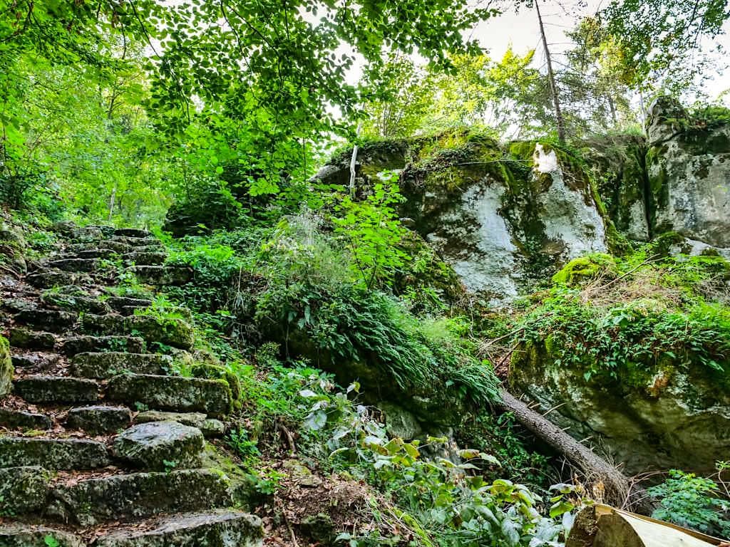 Altmühltal Klamm Wanderung - Stufen & schmale Gänge führen an massiven Kalksteinfelsen vorbei - Bayern