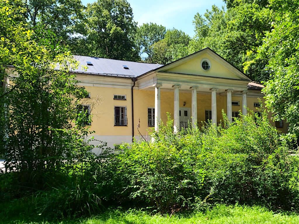 Rumfordhaus oder Rumfordschlössl - Historische Gebäude im Englischer Garten - München, Bayern