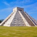 Die bedeutende Maya Stätte Chichen Itza - Pyramide Kukulkan oder El Castillo - Yucatan - Mexiko
