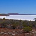 Farbkontraste: rote Grawler Range, schneeweißer Lake Gairdner - South Australia