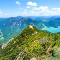 Herzogstand Heimgarten Rundwanderung - Ausblick vom Herzogstandgipfel auf Walchensee, Kochelsee & Benediktenwand - Bayern