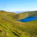 Wunderschönes Hochland von Pico mit seinen Highlights: tiefblaue Kraterseen, herrlich grüne Vulkanlandschaften, grandiose Ausblicke - Azoren