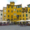 Lucca Piazza dell'Anfiteatro Italien Toskana