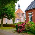 Idyllisches Rysum: das malerische Vorzeige-Warfendorf in der Krummhörn - Ostfriesland