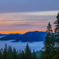 Faszinierend schöner Sonnenaufgang bei der Gufferthütte: oben die feurigen Farben, unten ein Nebelmeer - Blauberge Wanderung - Bayern