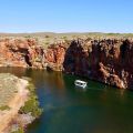 Blick hinunter von den Steilklippen auf die Yardia Creek Boat Tour - Cape Range National Park - Western Australia