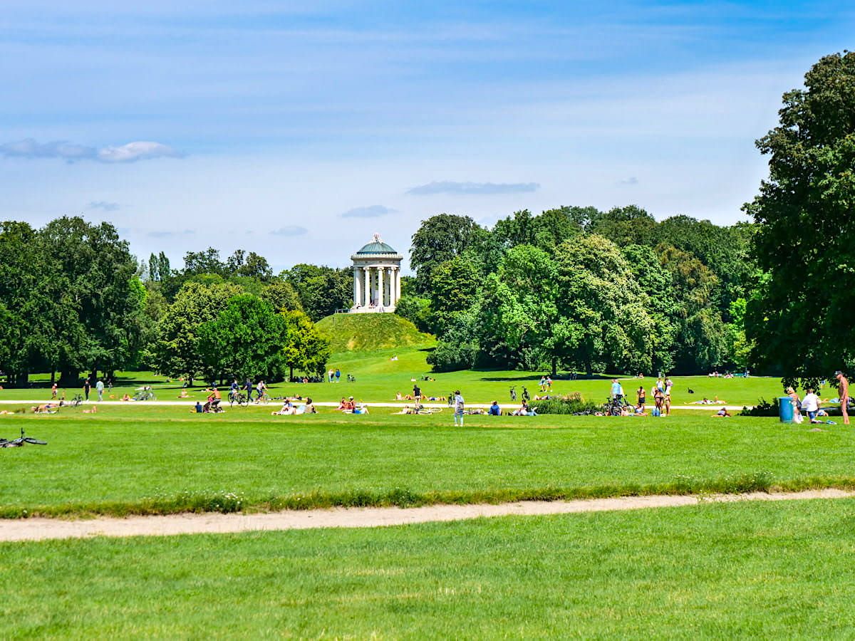 Blick auf den Monopteros - Englischer Garten & Carl-Theodor-Wiese - München, Bayern