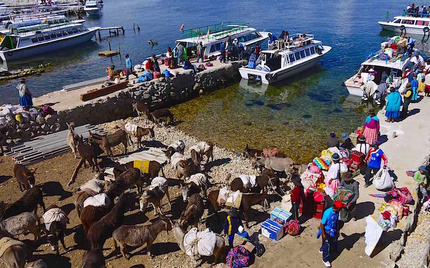 Isla del Sol im Titicaca See -Buntes Treiben am Bootsanleger in Yumani
