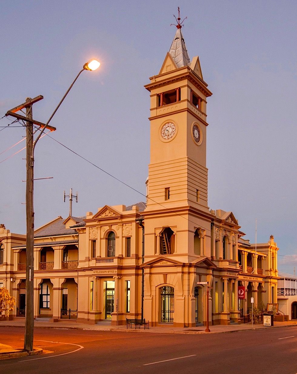 Charters Towers - Post Office am Abend - Queensland
