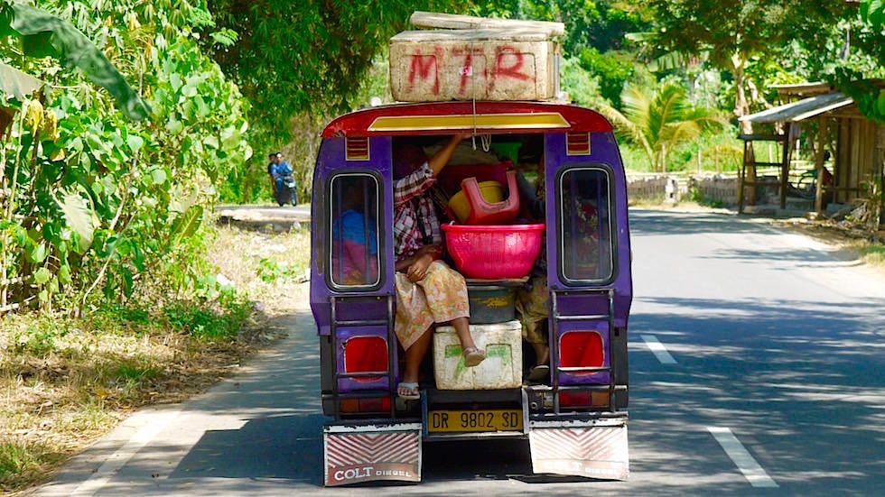 Bemo Minibus - Das Transportmittel, das hauptsächlich von einheimischen auf Bali genutzt wird - Indonesien