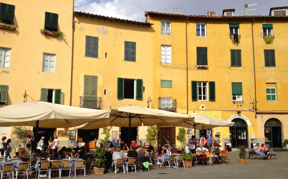Lucca Piazza dell'Anfiteatro Italien Toskana