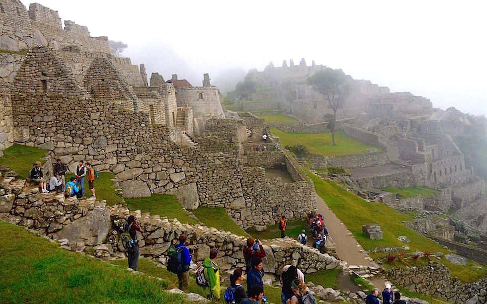 Machu Picchu am frühen Morgen im Nebel - Peru