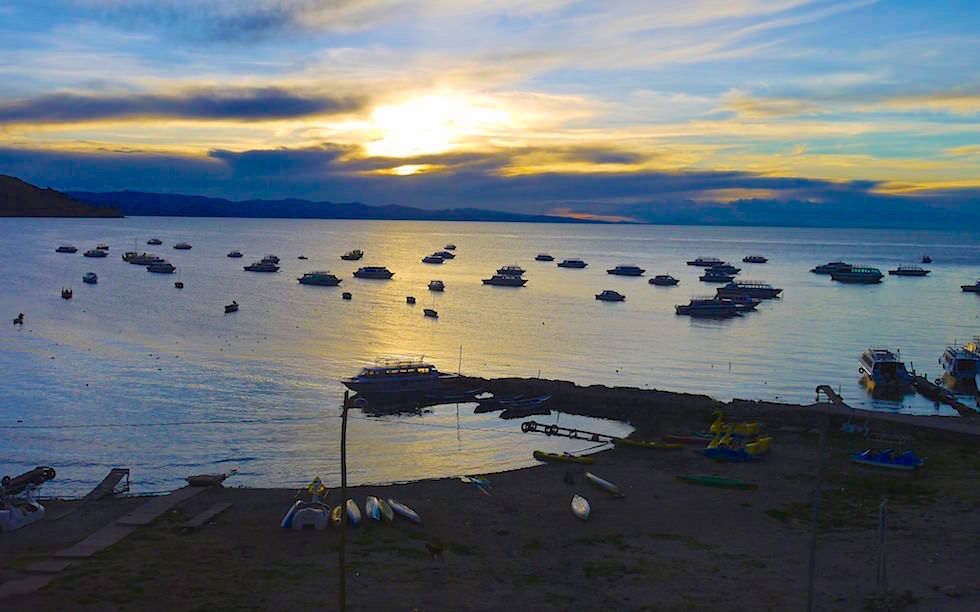 Copacabana bei Sonnenuntergan - Blick auf Titicaca See in Bolivien