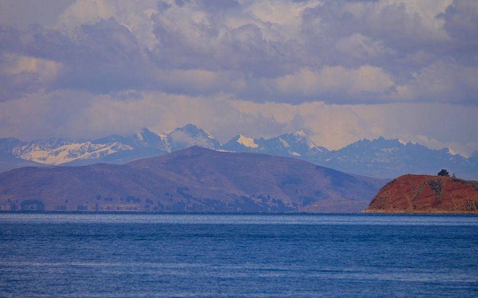 Isla del Sol im Titicaca See - Blick auf die Kordillieren