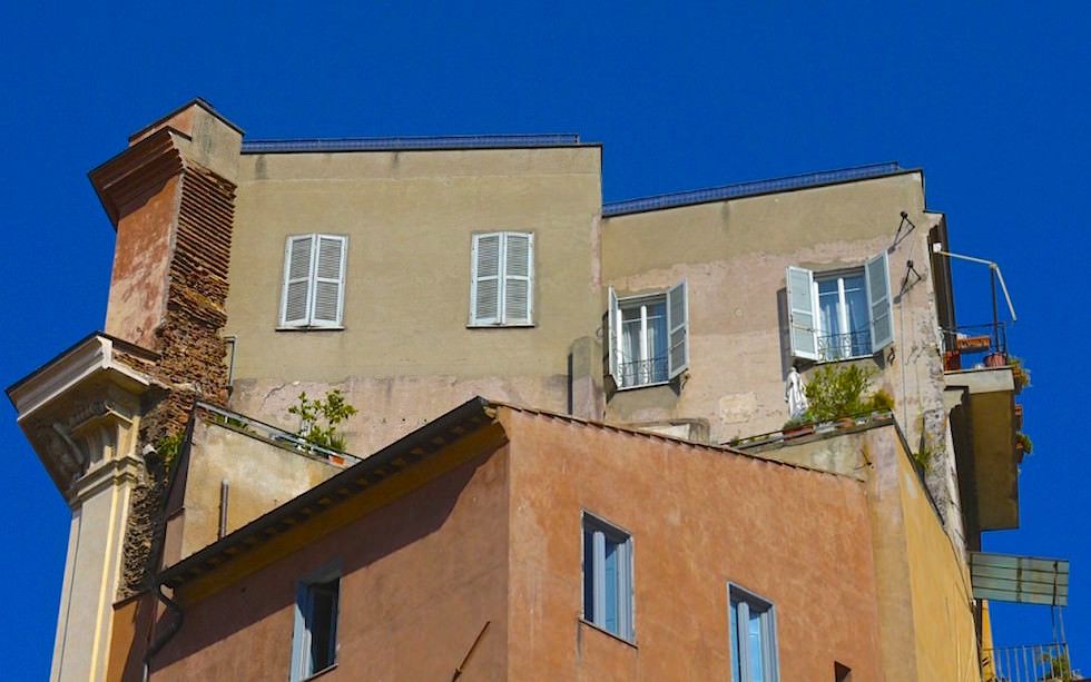 Builing-around-Campo-de-Fiori-in-Rome-near-Piazza-Navona-1024x640