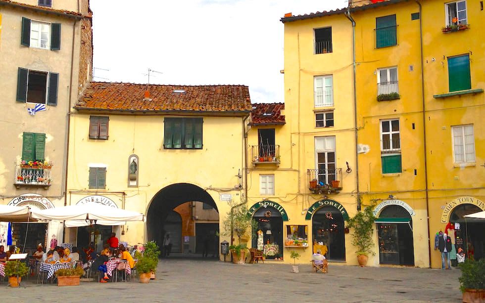 Lucca Piazza dell'Anfiteatro Italien Toskana