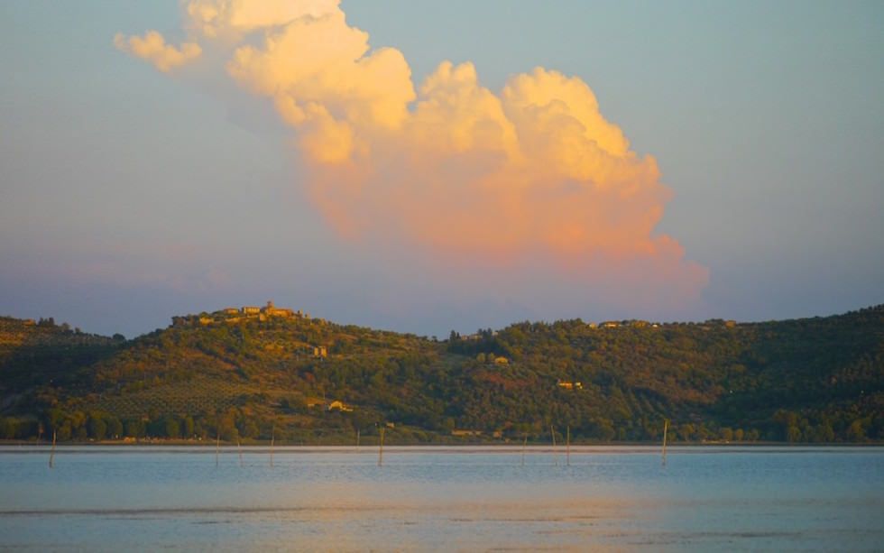 Blick über den Lago di Tresimano in Umbrien Italien
