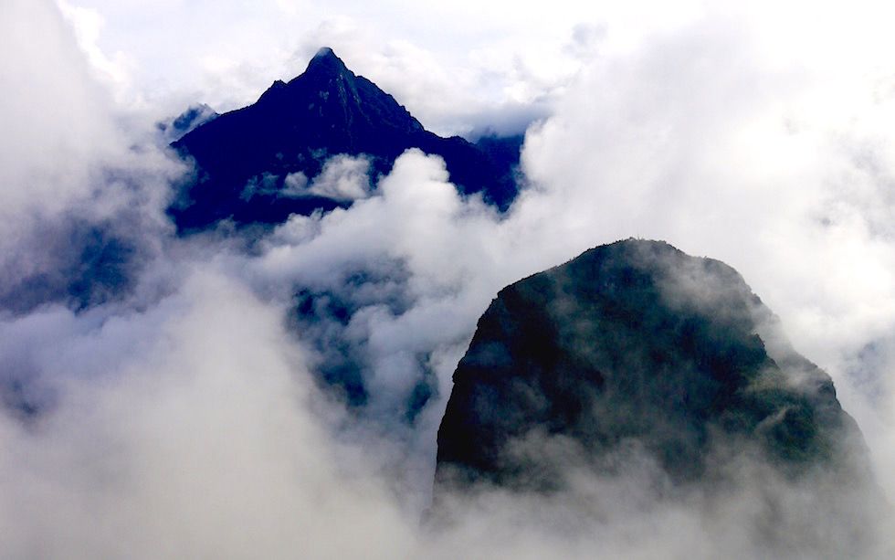 Machu Picchu Berge in Wolken - Peru