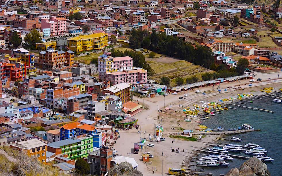 Blick auf Copacabana am Titicaca See in Bolivien 
