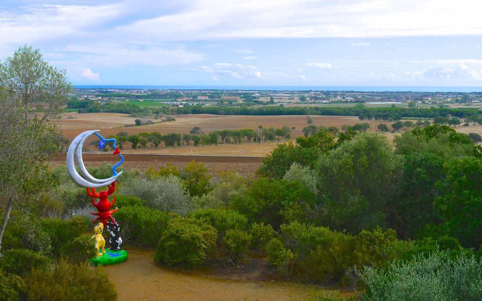 View-into-scenic-Tuscany-from-Tarot-Garden