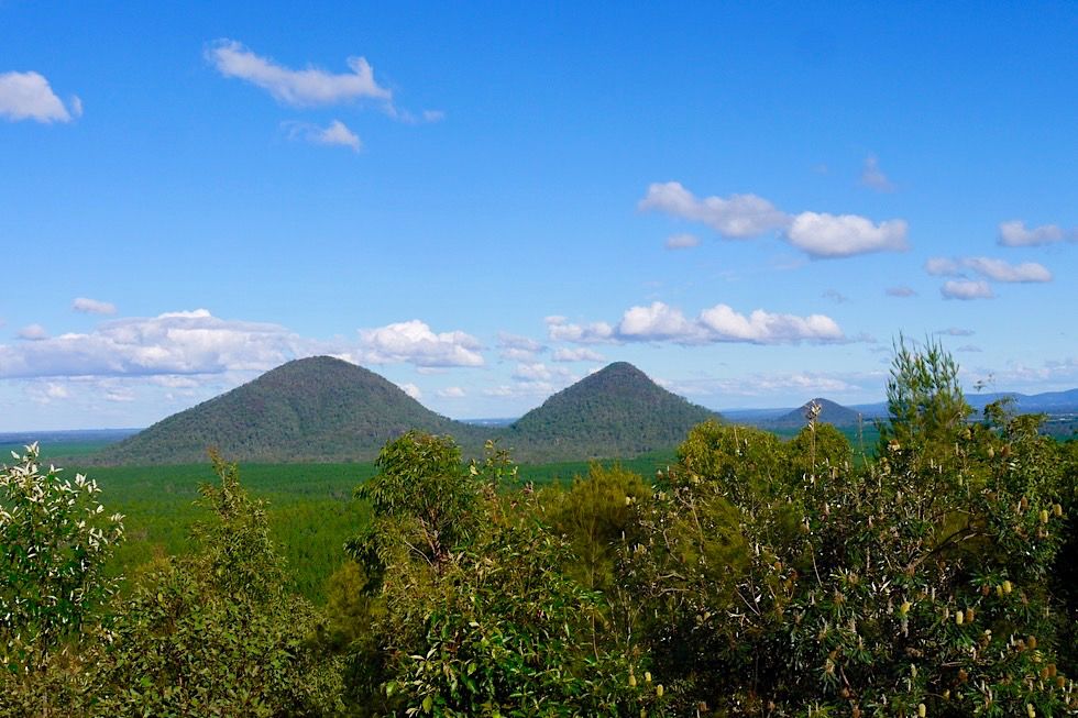 Glasshouse Mountains Lookout - Ausblick auf Vulkankegel: The Twins - Queensland